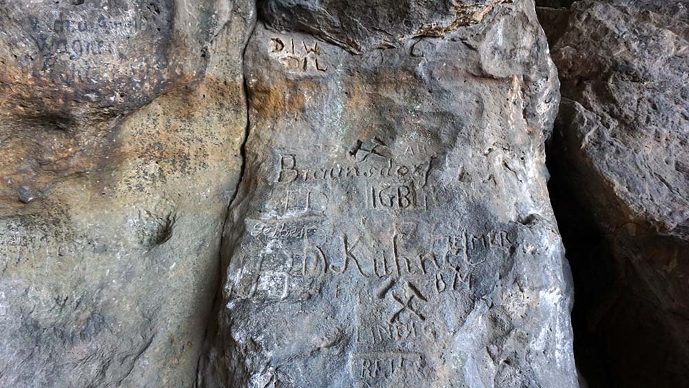 Inschriften im Felsentor